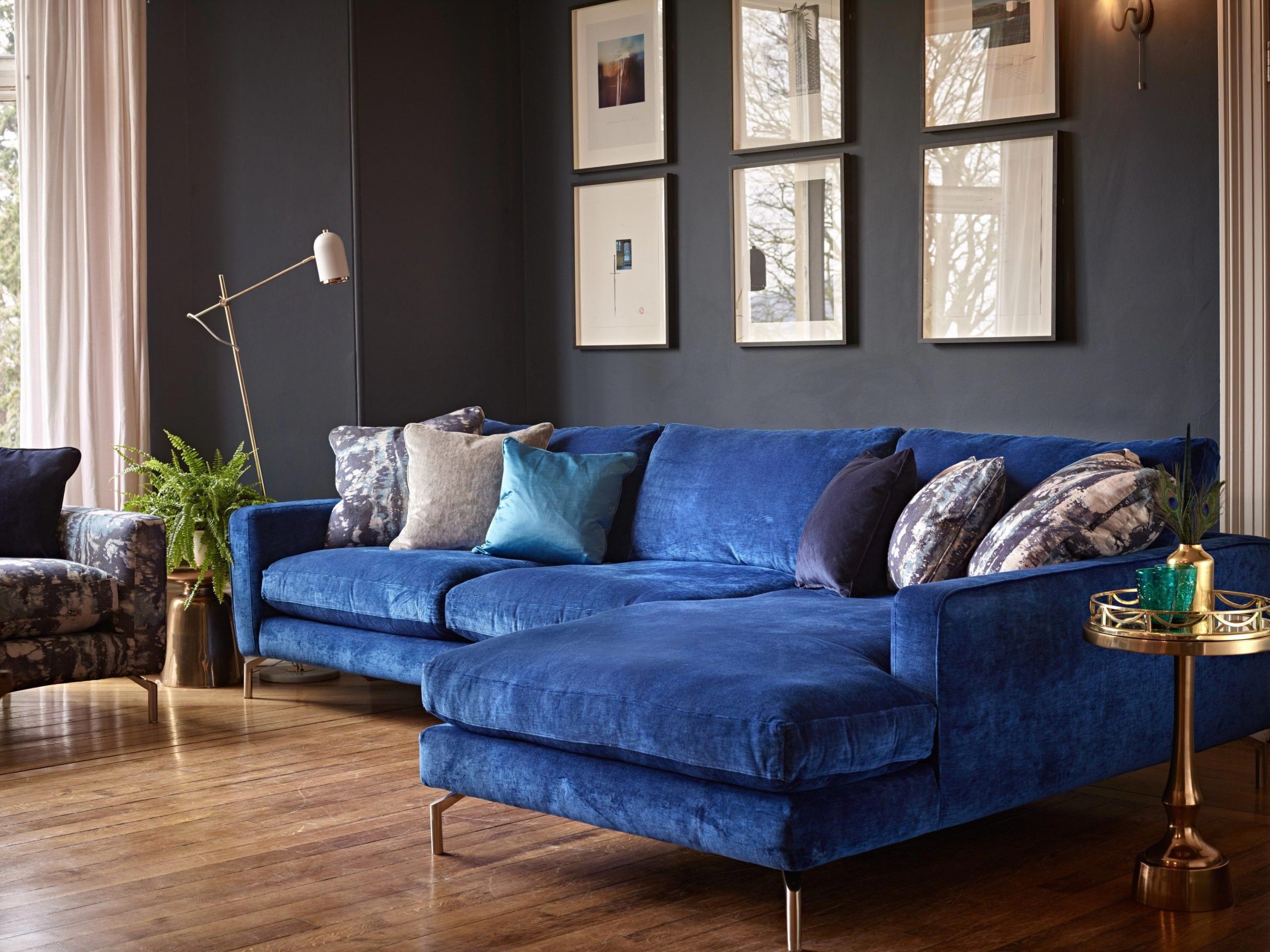 The Art of Choosing the Perfect Blue Velvet Loveseat for Hospitality