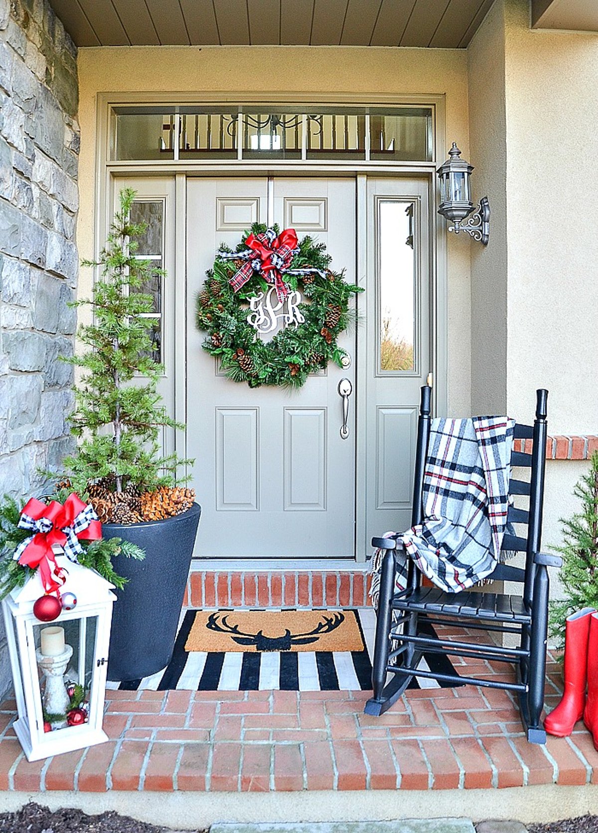 Unlocking the Magic of a Tiny Christmas Porch