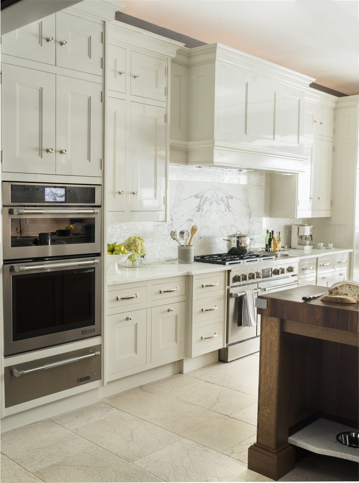 Your Guide to Incorporating Transitional White Cabinets Seamlessly