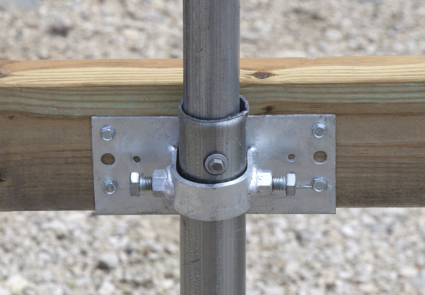 Building a Lasting Bond: Expert Techniques for Wood Fences on Metal Posts 3