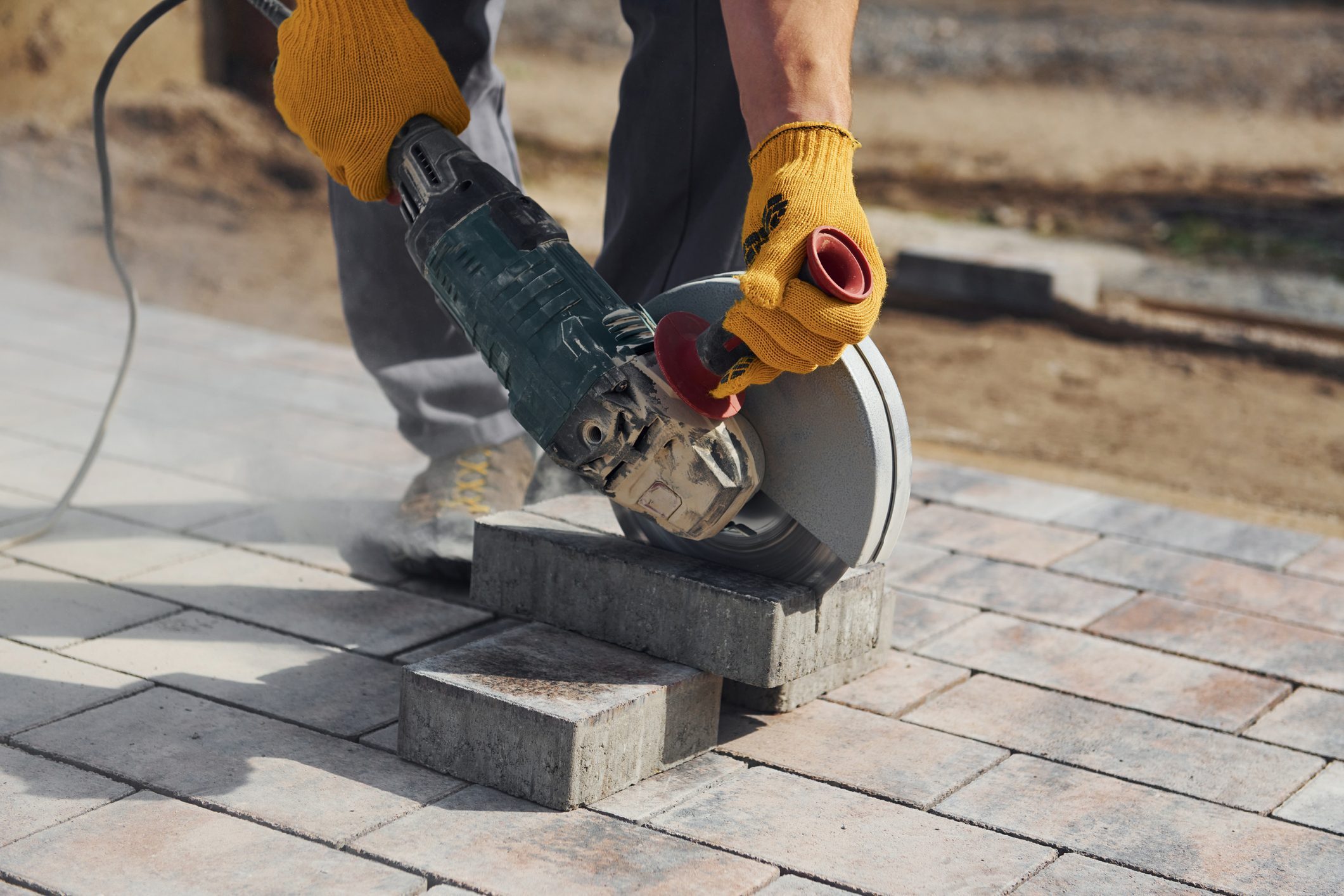cutting pavers with angle grinder 2
