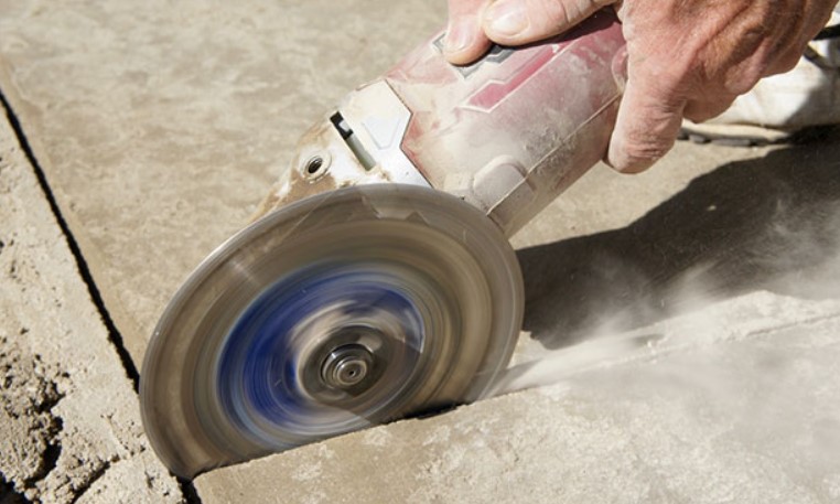 cutting pavers with angle grinder 4