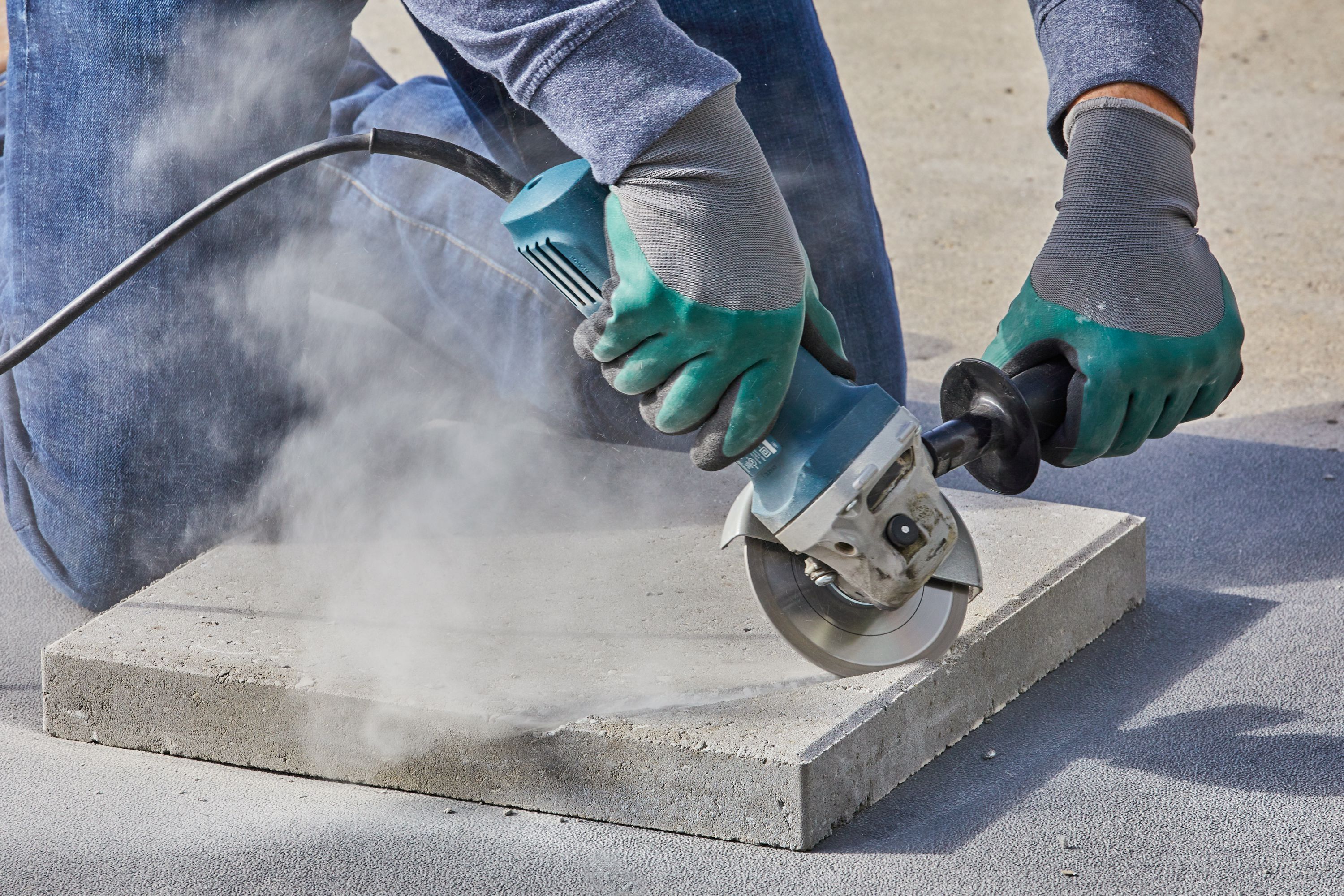 cutting pavers with angle grinder 1