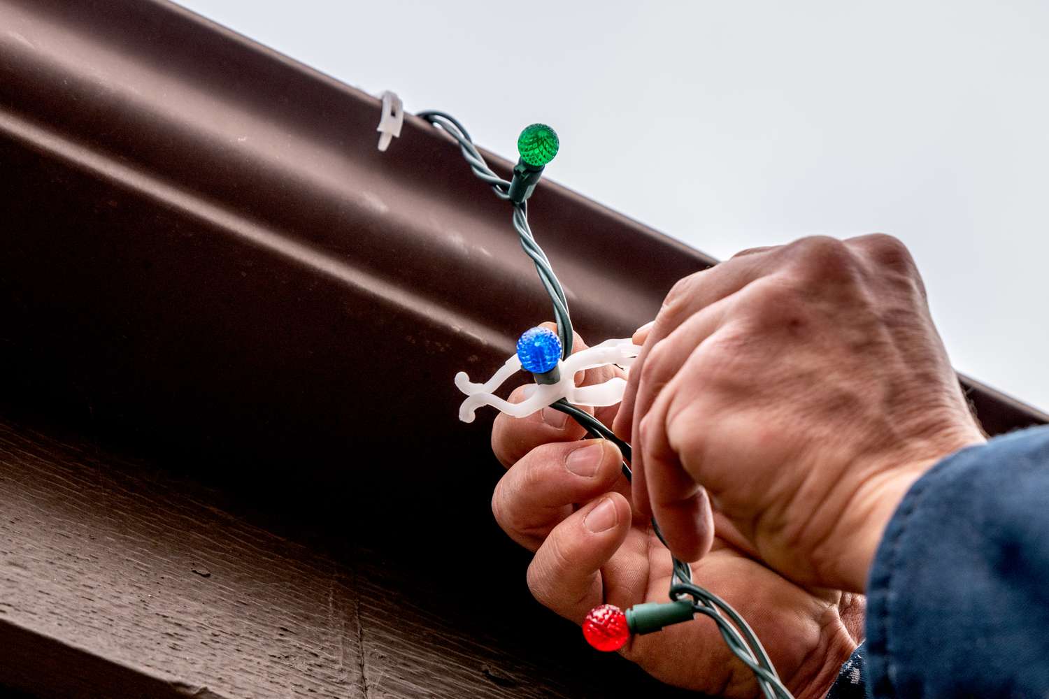 outdoor christmas lights how to hang 2