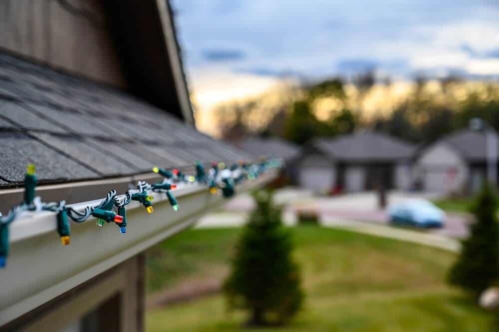 outdoor christmas lights how to hang 3