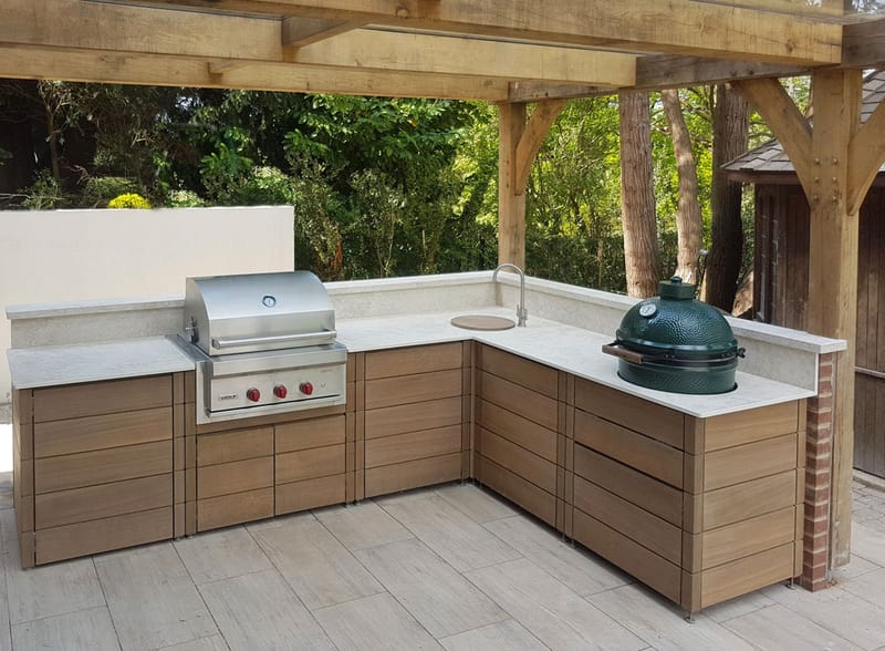 outdoor kitchen with big green egg 3