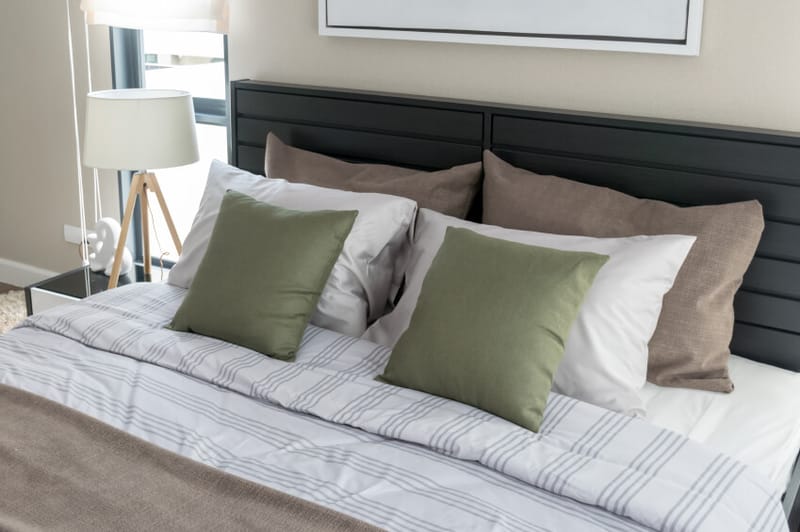 Transform Your Bedroom with These Chic King Bed Pillow Setups 4