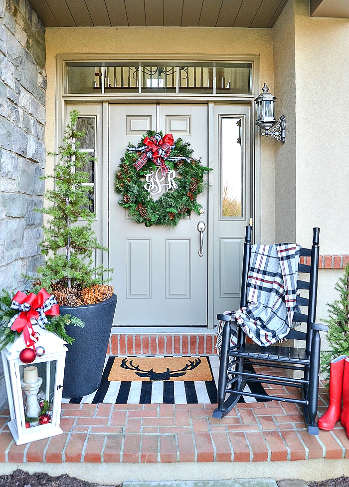 Unlocking the Magic of a Tiny Christmas Porch